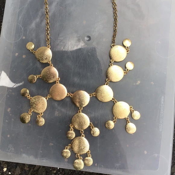 Gold statement necklace lightweight OS - Picture 3 of 5